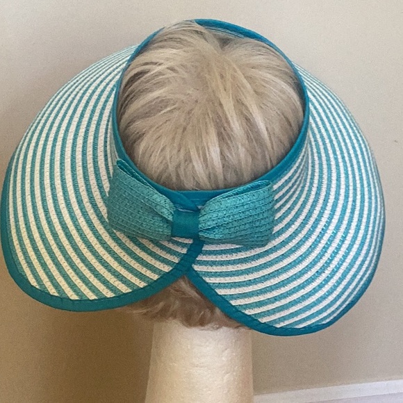 Nicole Marciano 100% straw visor with velcro closing for adjustable fit. - Picture 3 of 6